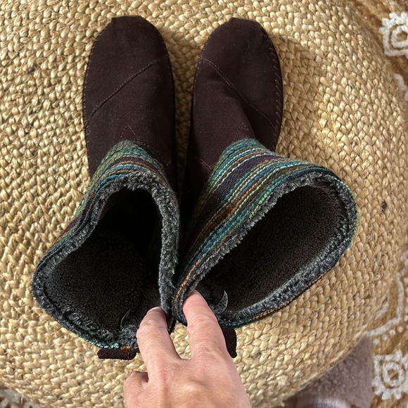 Toms brown suede mocassin boots with colorful knit 🧶 design size 9 - Picture 4 of 8
